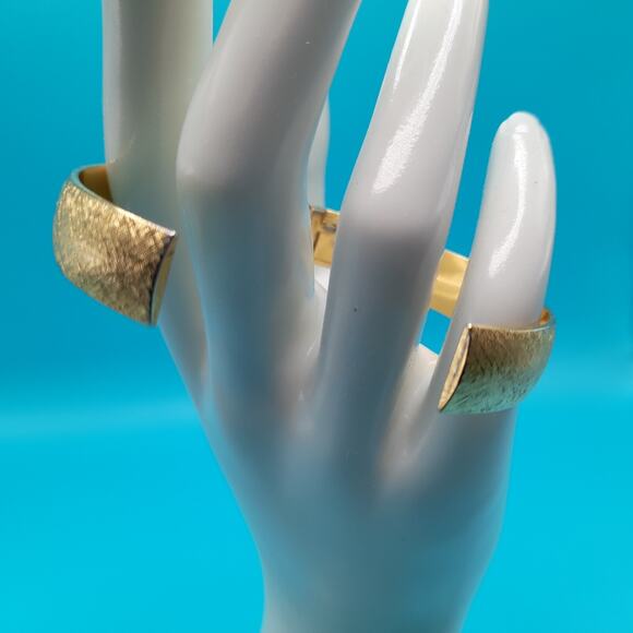 Vintage Signed Monet Gold Plated Hinged Bracelet, Classic Bangle, 6.5 Inches - Picture 8 of 11